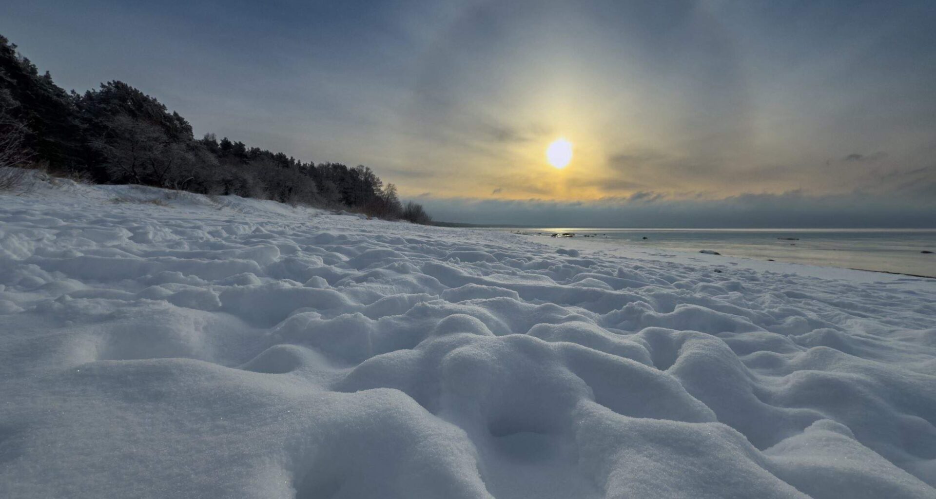 FOTO. Pasakaini skaisti skati no Saulkrastiem! Šodien Latvijā plosās sniegavilksnis - LA.LV