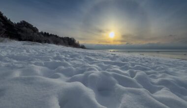 FOTO. Pasakaini skaisti skati no Saulkrastiem! Šodien Latvijā plosās sniegavilksnis - LA.LV