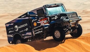 Žala kļūst par Dakaras rallija līderi smago automašīnu klasē