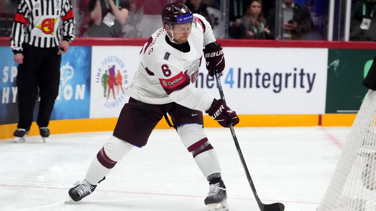 Čehijas klubs pagarina līgumu ar Latvijas hokeja izlases aizsargu