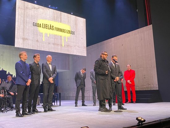 Pasniegtas "Spēlmaņu nakts" balvas; gada izrāde – "Latviešu raķetes"