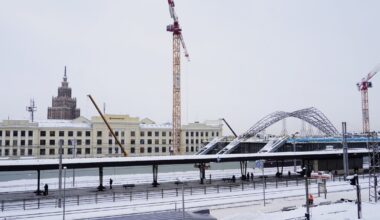 Policija sāk kriminālprocesu par darba traumu "Rail Baltica" būvobjektā Rīgas stacijā