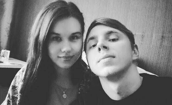 Kristaps vēl kopā ar savu bērnu māti Mairitu.