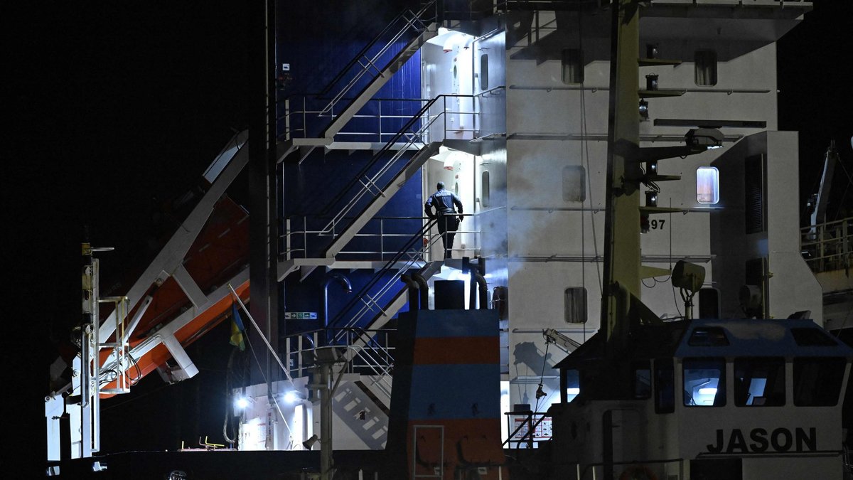 Aizdomās par zemūdens kabeļa pārraušanu turētais kuģis konvojēts uz Somijas ostu