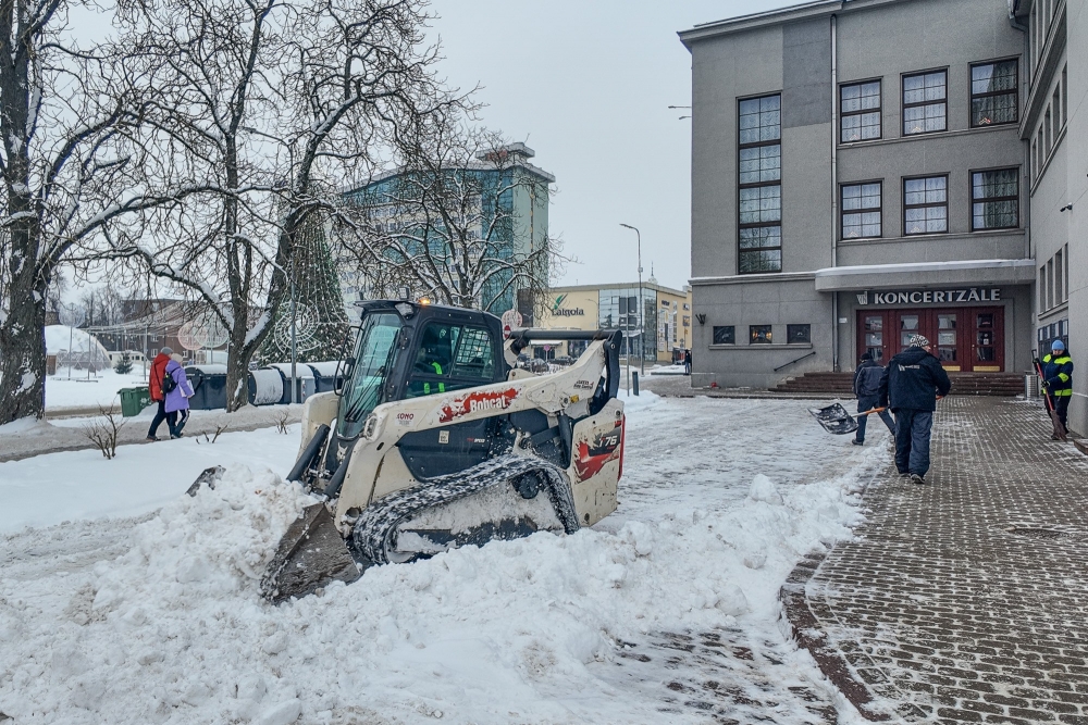 Daugavpilī turpinās sniega izvešana no pilsētas ielām