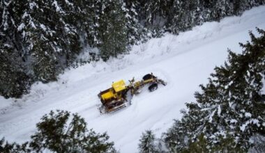 Visā Latvijā notiek meža autoceļu tīrīšana no sniega