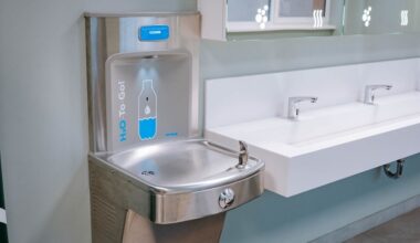 Rīgas pašvaldības skolās ierīkotas vienpadsmit jaunas dzeramā ūdens stacijas