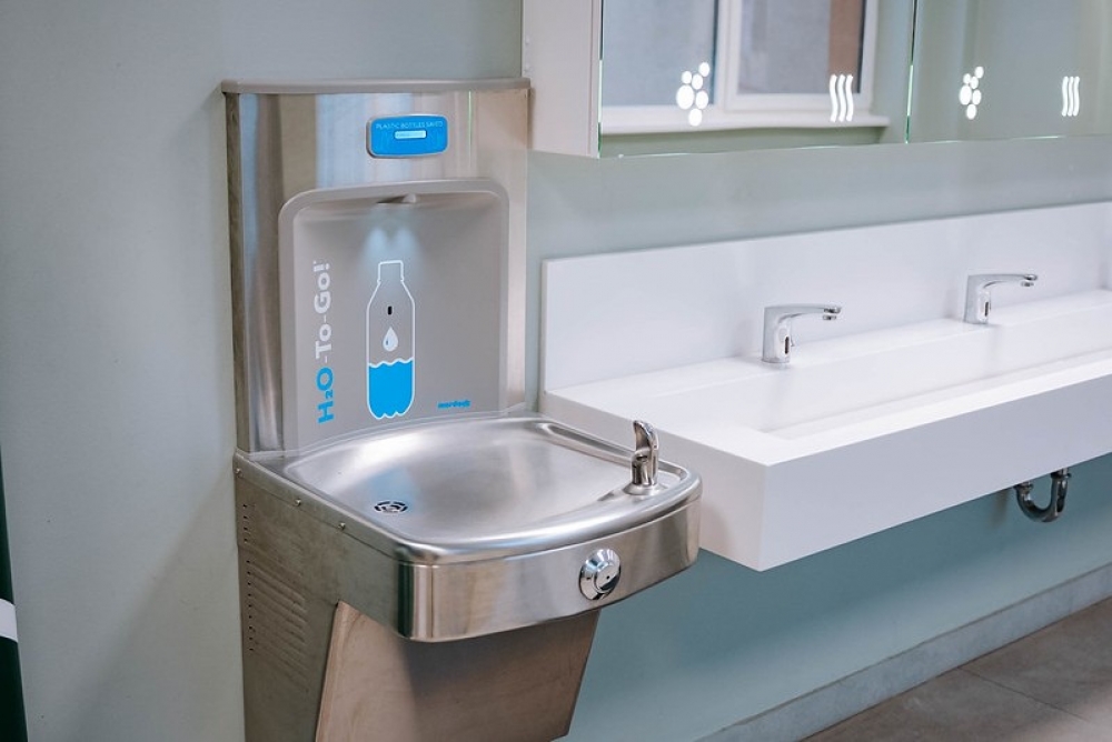 Rīgas pašvaldības skolās ierīkotas vienpadsmit jaunas dzeramā ūdens stacijas