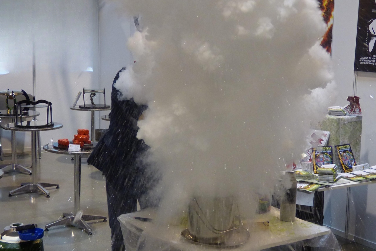 Vīrietis iedzer krāšņu kokteili un teju zaudē dzīvību