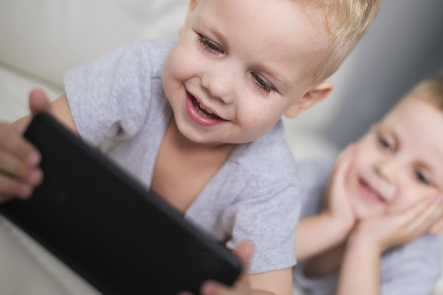 Pētnieki brīdina par ekrāna kaitīgumu zīdaiņiem