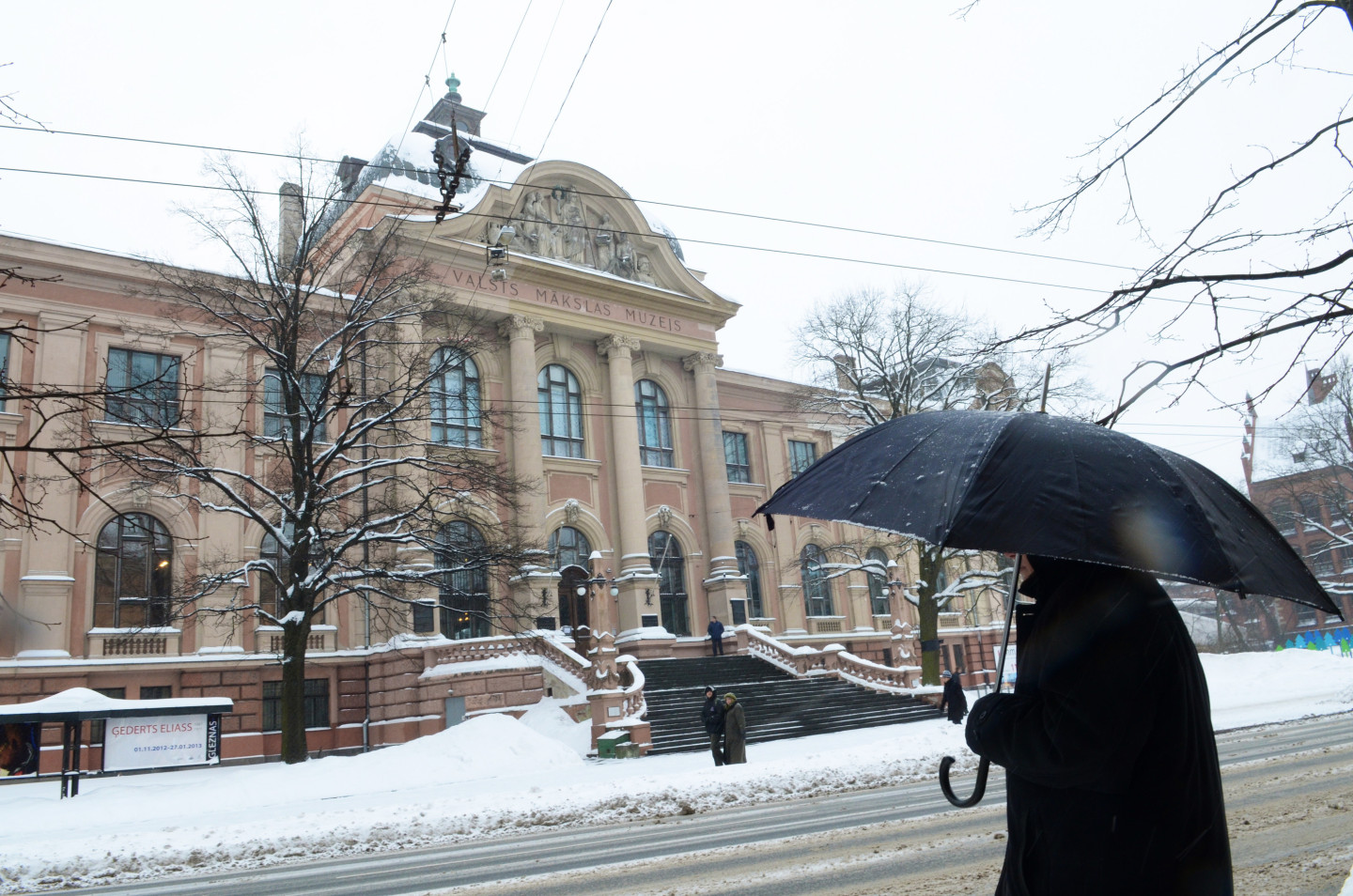 Piektdien sniegs pāries slapjā sniegā un lietū