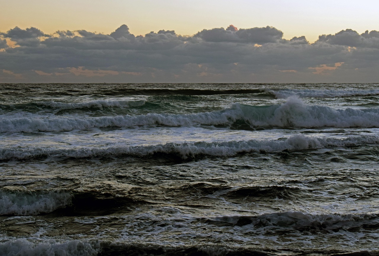 Tallinā nogrimis mācību kuģis - nra.lv