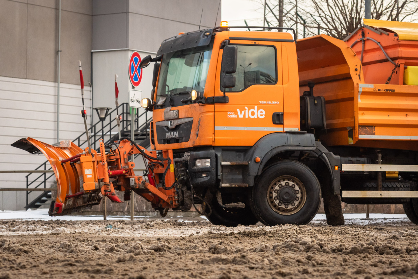 Sestdien turpinās snigt, piekrastē sniegs būs slapjš