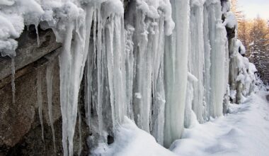 Tūristi ielūzt ledū pie Jegalas ūdenskrituma Igaunijā