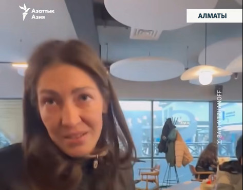 Kazahstānas restorāna administratore atlaista par atteikumu runāt kazahu valodā