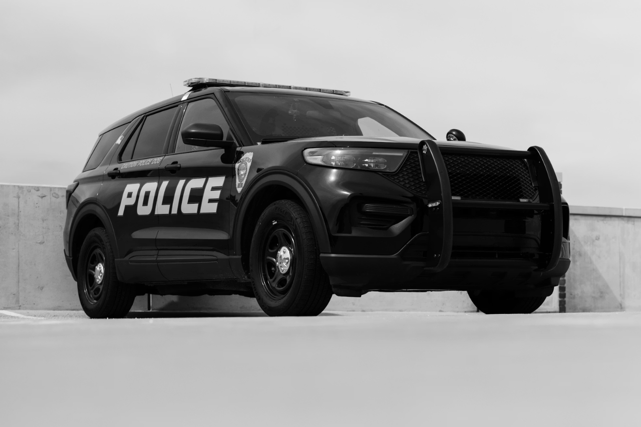 Vīrietis izdauza logus ASV viceprezidenta mājai