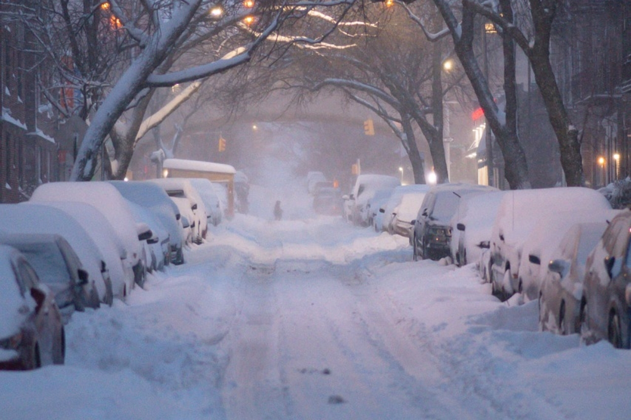 Aukstuma vilņa nestais sniegs un sals paralizējis Eiropu