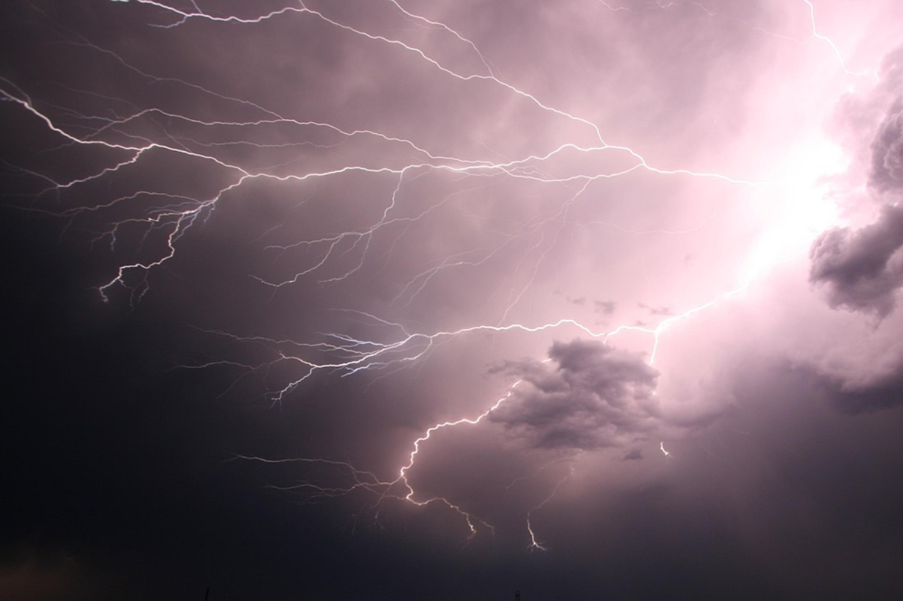 VIDEO. Francijas vētra atstāj bez elektrības 380 tūkstošus