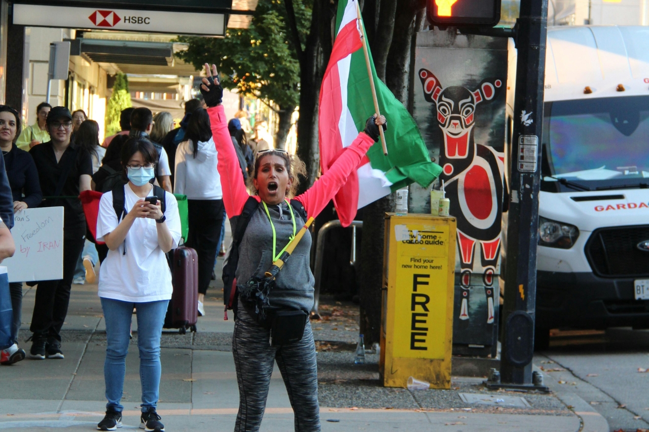 Patriektā monarha dēls aicina turpināt protestus Irānā