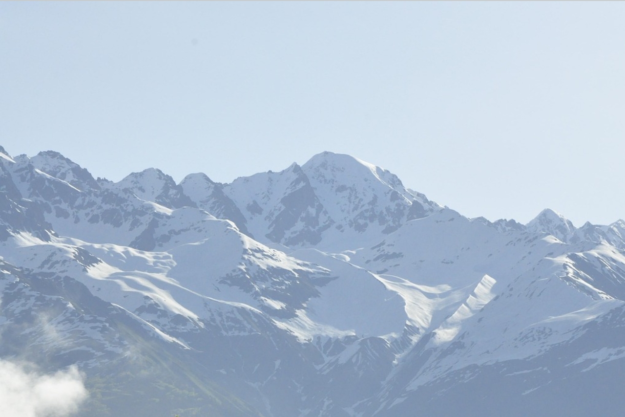 VIDEO. Lavīna Kaukāza kalnos aprok tūristus no Krievijas