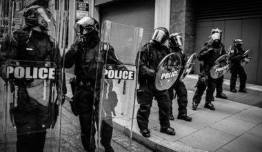 ASV Imigrācijas policijas šaudīšanās izraisa masu protestus