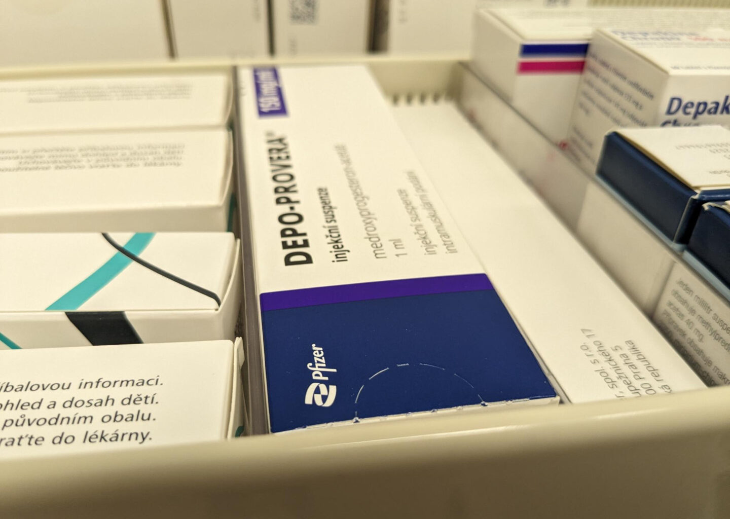 "Depo-Provera" un smadzeņu audzēji: FDA brīdinājums un "Pfizer" reakcija