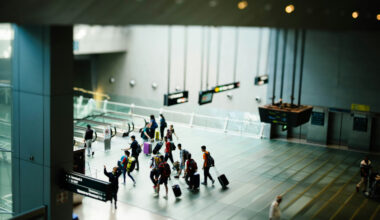 Tenerifē vīrietis mēģina ievest lidmašīnā mirušu sievu