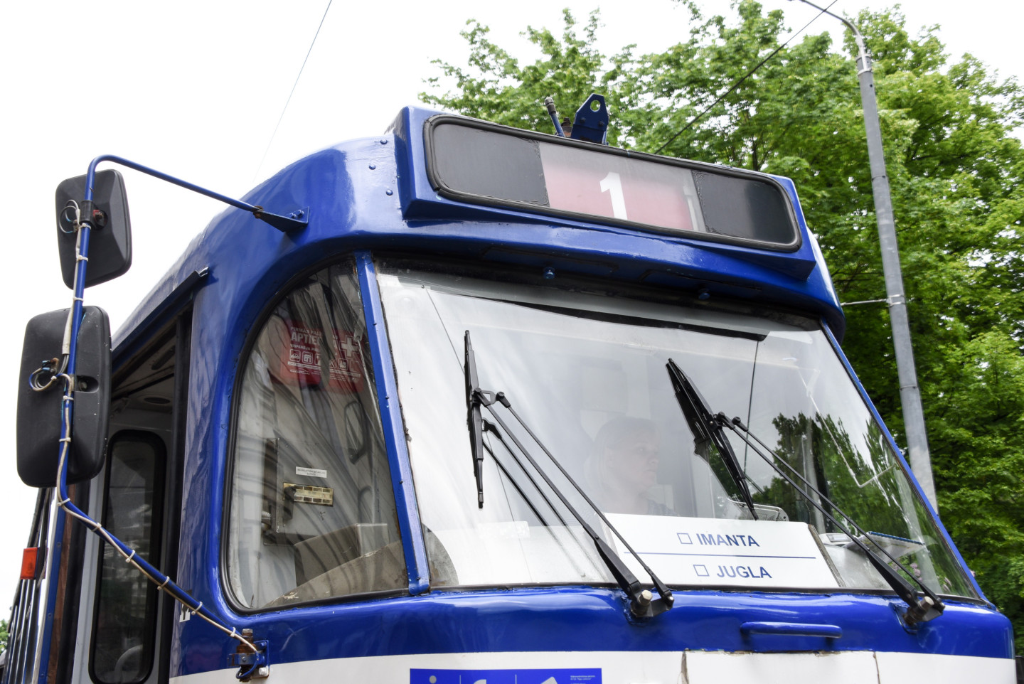 Ceļu satiksmes negadījums Rīgā: apstājusies 1. tramvaja kustība
