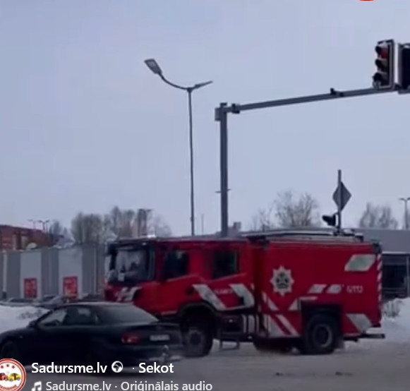 Ceļu satiksmes negadījums Jelgavā: ugunsdzēsēji un vieglā mašīna