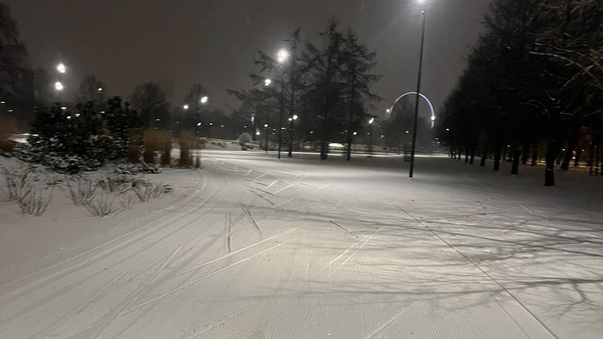 Rīgā Uzvaras parkā sāk darboties slēpošanas trase un noma