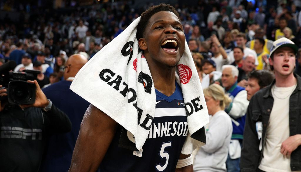 Edvardss izrauj uzvaru pār ''Spurs'', ''Rockets'' negaidīti zaudē Sakramento – Basketbols – Sportacentrs.com