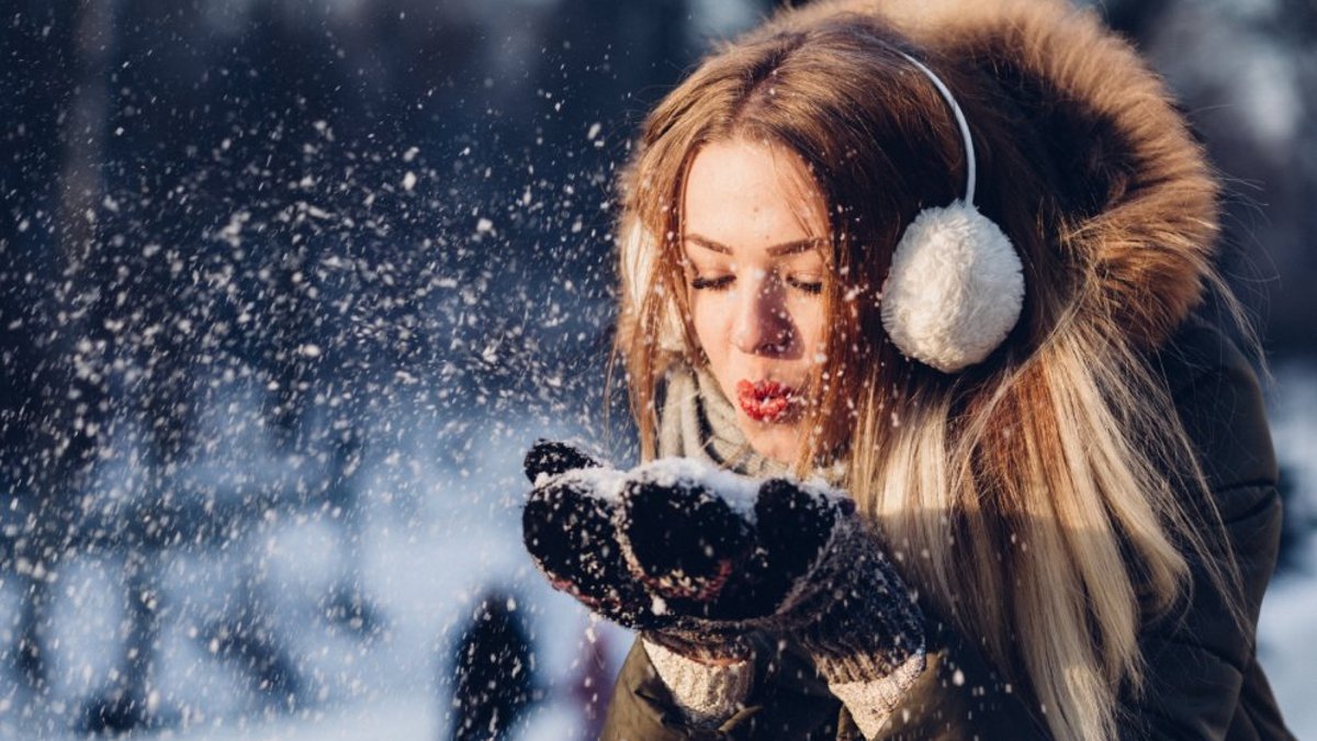 Jaunākā prognoze – piektdien stindzinošs vējš izraisīs sniegvilksni