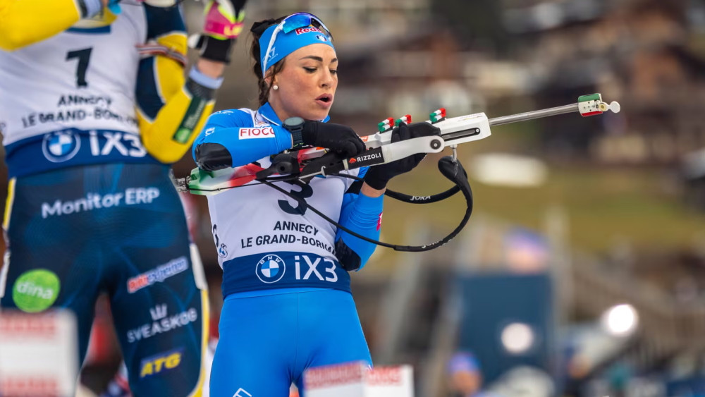 Vīreres pēdējā posmā dominē francūzietes, Bendika izriņķo 10 soda apļus – Ziemas sports – Sportacentrs.com