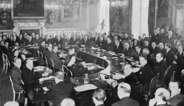 ASV Senāts noraida pievienošanos Tautu Savienībai, kavējot globālo miera cerību