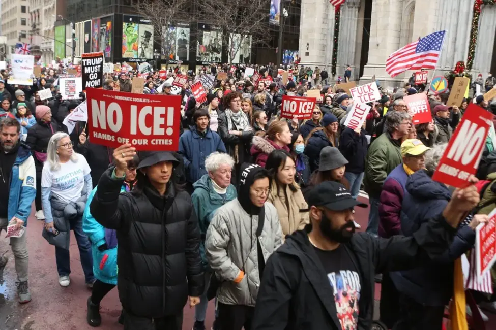 ASV nosūta federālos aģentus uz Mineapoli, lai stabilizētu situāciju pēc sievietes nošaušanas
