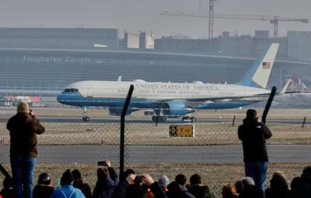 ASV prezidenta lidmašīna "Air Force One" nolaižas Cīrihē pēc nelielas tehniska ķibeles