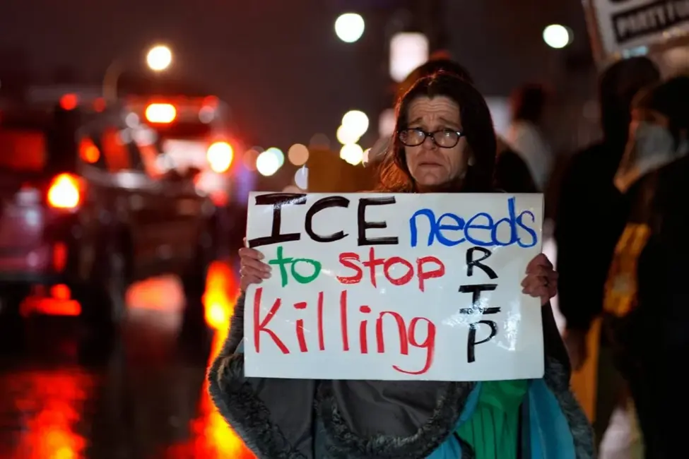 ASV turpinās sašutums par imigrācijas aģentu nošautu sievieti Mineapolē; incidenti arī citās pilsētās