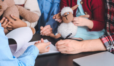 Pieejams plašāks atbalsts aizbildņu un adoptētāju ģimenēm