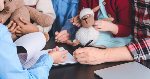 Pieejams plašāks atbalsts aizbildņu un adoptētāju ģimenēm