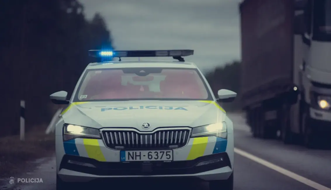 Aizvadītajā diennaktī Latvijā reģistrēti 200 ceļu satiksmes negadījumi; bojā gājis velosipēdists