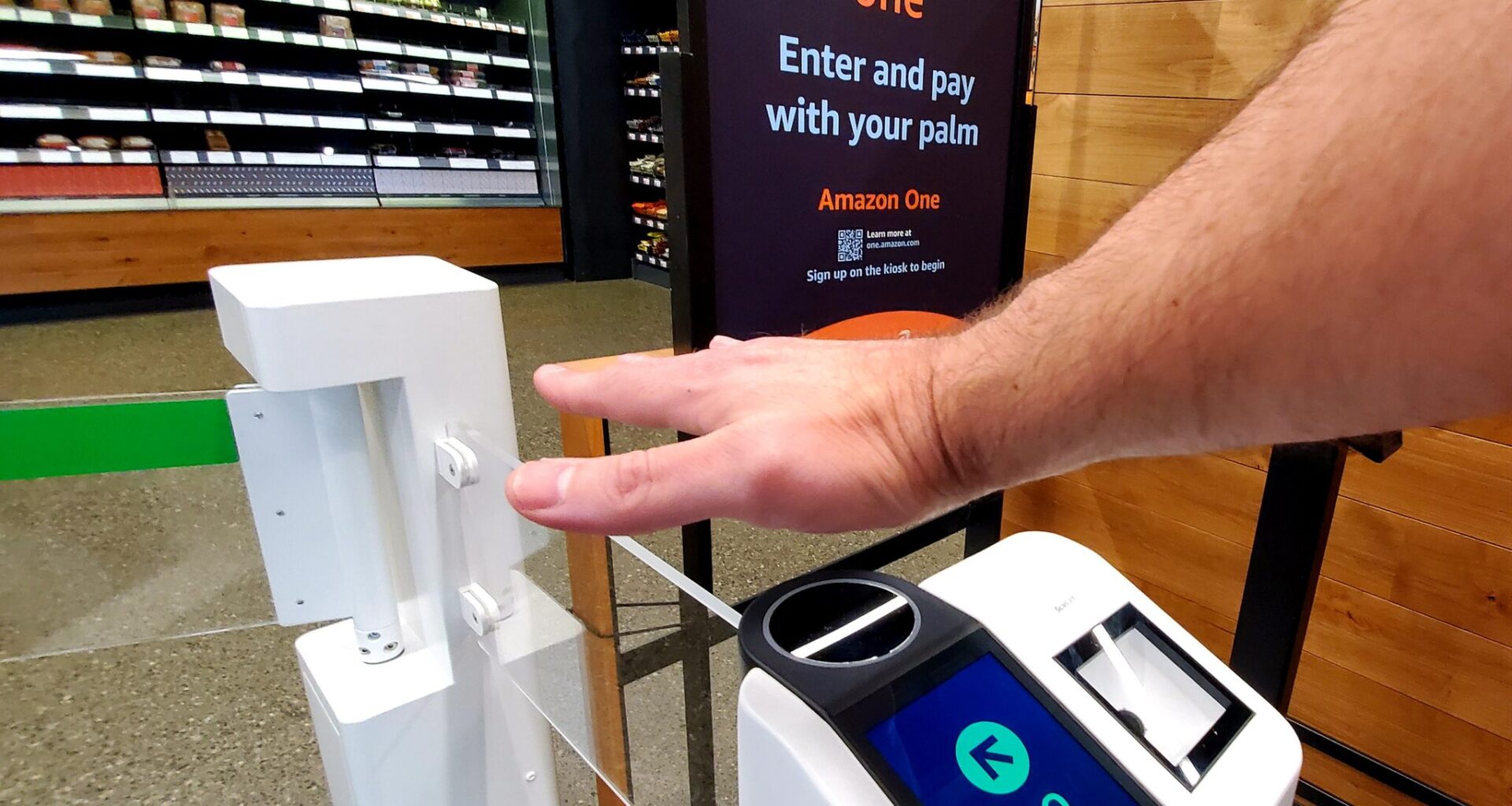 “Amazon” pārtrauc izmantot plaukstas atpazīšanas tehnoloģiju pirkumu veikšanai veikalos