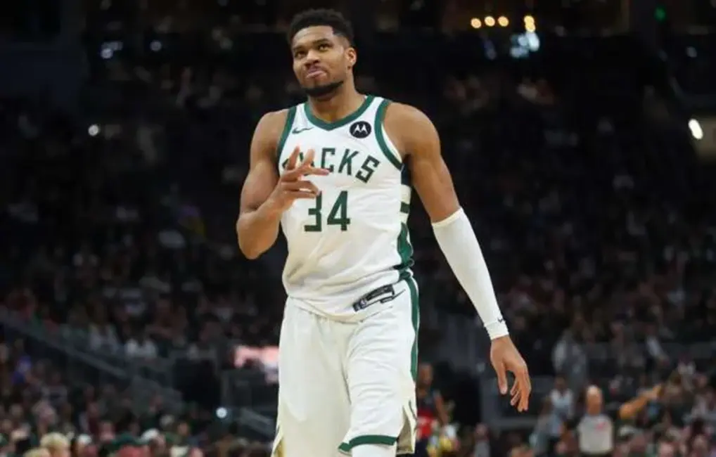 Antetokunmpo pēdējās sekundēs nodrošina "Bucks" uzvaru pār "Hornets" vēsturiskā spēlē