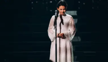 Antra Stafecka uzvar šova «Pārdodzi mani!» kino un teātra dziesmu vakarā