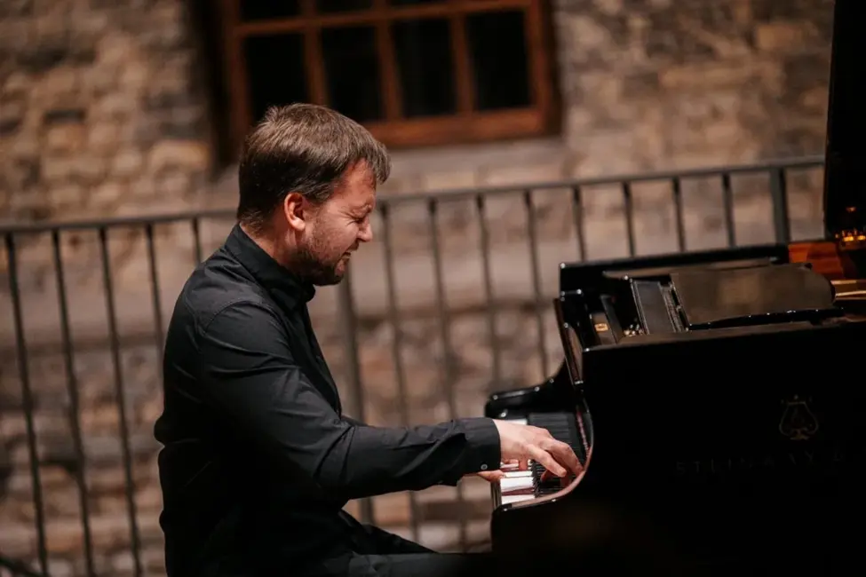 Ar Šostakoviča prelūdijām atsāksies klaviermūzikas koncertu cikls «Hanzas peronā»