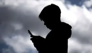 Austrālijā sociālo tīklu aizliegums bērniem: miljoni kontu dzēsti, bet pusaudži apiet ierobežojumus