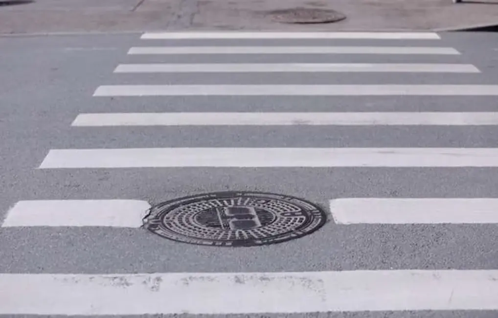 Balvos uz gājēju pārejas notriekta sieviete