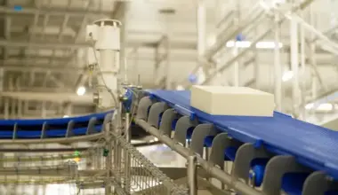 Bauskā atklāj jaunu, 60 miljonus eiro vērtu siera ražotni «Baltic Dairy Board»; izveidotas vairāk nekā 100 darbavietas