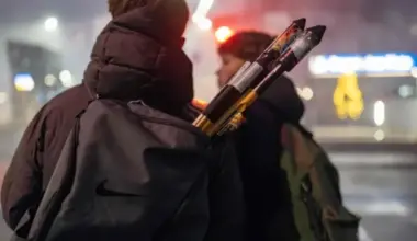 Berlīnē Jaungada svinības pārvērtas haosā: vairāk nekā 400 aizturēti, desmitiem ievainoto, tai skaitā bērns