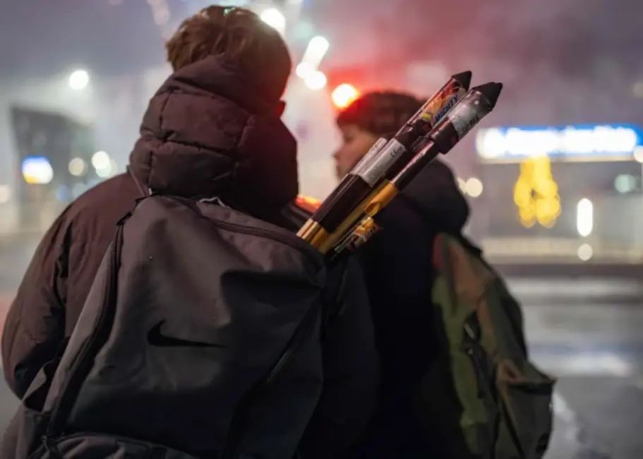 Berlīnē Jaungada svinības pārvērtas haosā: vairāk nekā 400 aizturēti, desmitiem ievainoto, tai skaitā bērns