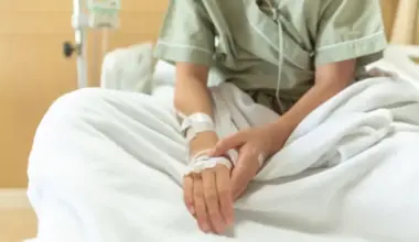 Bērnu slimnīca noraida operāciju meitenei ar lauztu atslēgas kaulu, māte meklē palīdzību citur